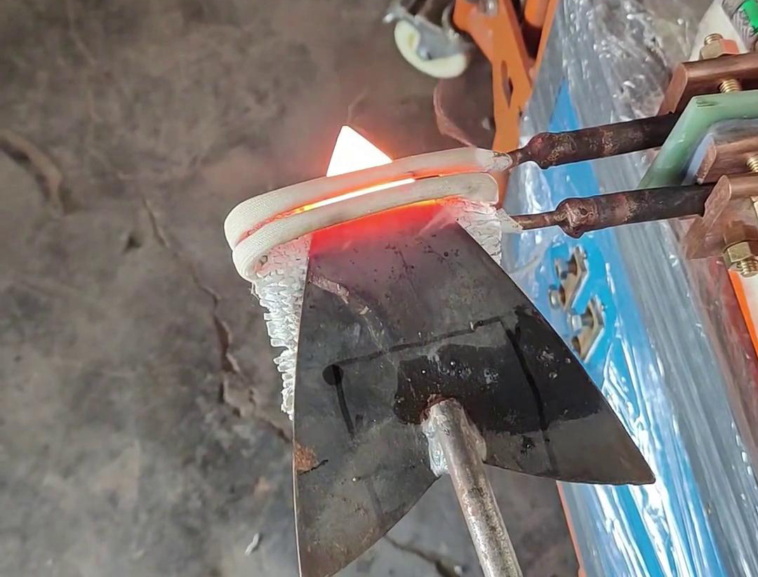 對于只有3mm厚的鋼鐵板加熱，不管是超高頻加熱機還是高頻加熱機都可以輕松做到