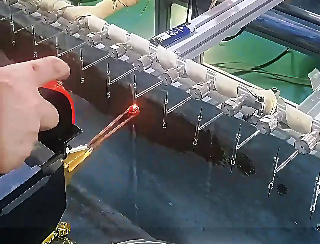 氙氣燈燈珠和除毛儀燈珠的加熱，高頻感應(yīng)加熱機同樣可以發(fā)揮其優(yōu)勢