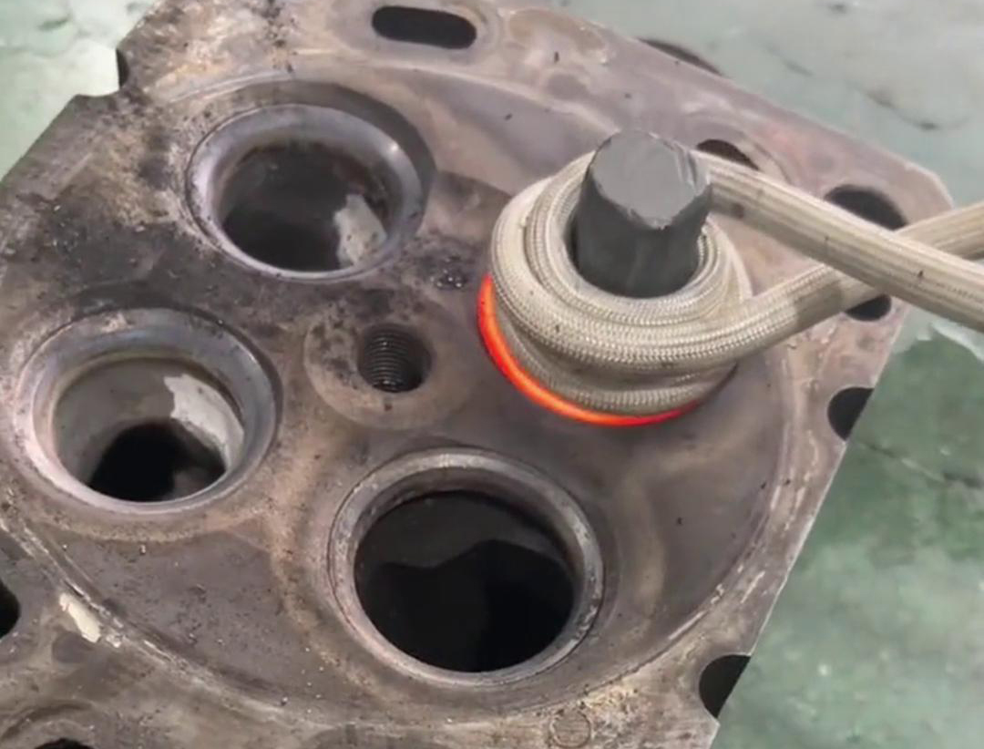 高頻加熱機(jī)結(jié)合定制感應(yīng)加熱線圈在鋁板內(nèi)孔加熱熱裝配方面展現(xiàn)出了顯著的優(yōu)勢(shì)(圖2) 高頻加熱機(jī)結(jié)合定制感應(yīng)加熱線圈在鋁板內(nèi)孔加熱熱裝配方面展現(xiàn)出了顯著的優(yōu)勢(shì)(圖2)