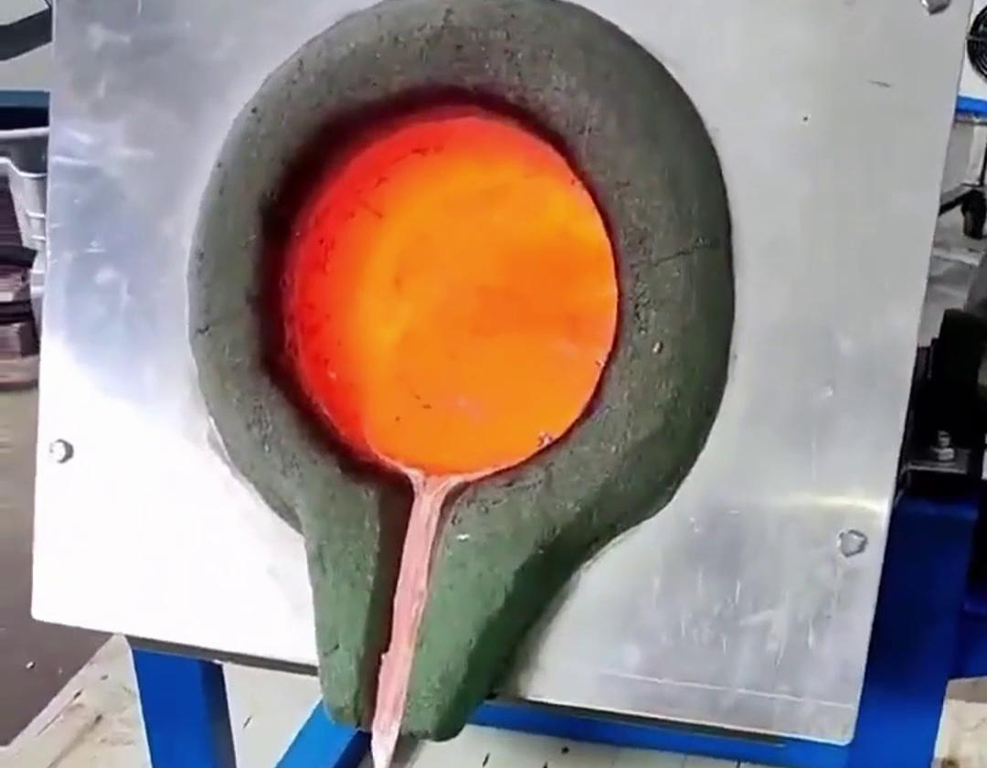 70千瓦中頻熔煉爐，采用氧化鎂30公斤坩堝熔煉鐵塊30公斤