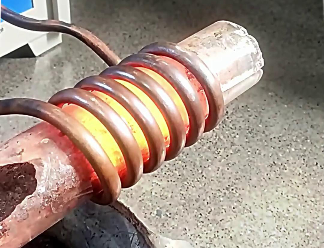 超音頻棒料加熱爐廣泛用于金屬鍛造、擠壓、軋制等工藝前加熱環(huán)節(jié)