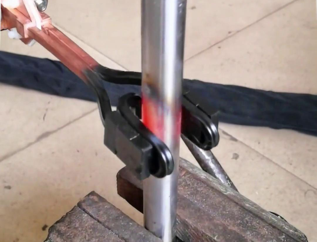 手持式高頻機配合U型開口線圈加熱直徑25mm的圓鋼是一種高效、靈活的加熱方法