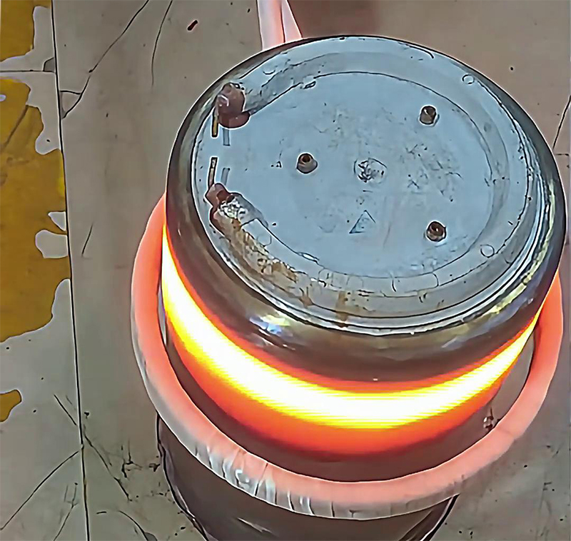 不銹鋼燒水罐體毛坯的退火處理，采用手持式高頻加熱機(jī)進(jìn)行自動化在線退火生產(chǎn)