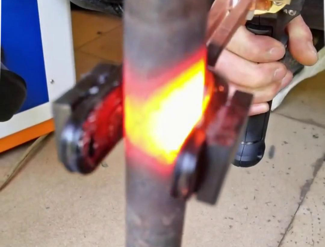 手持式高頻加熱機U型開口線圈對直徑22mm，厚度為3mm鋼管加熱測試