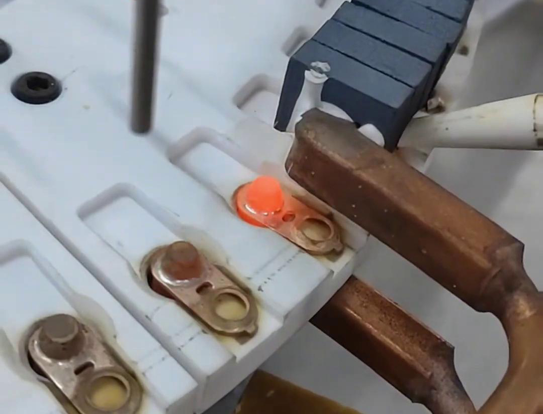 全自動高頻焊接設(shè)備，用于銅端子的自動化焊接