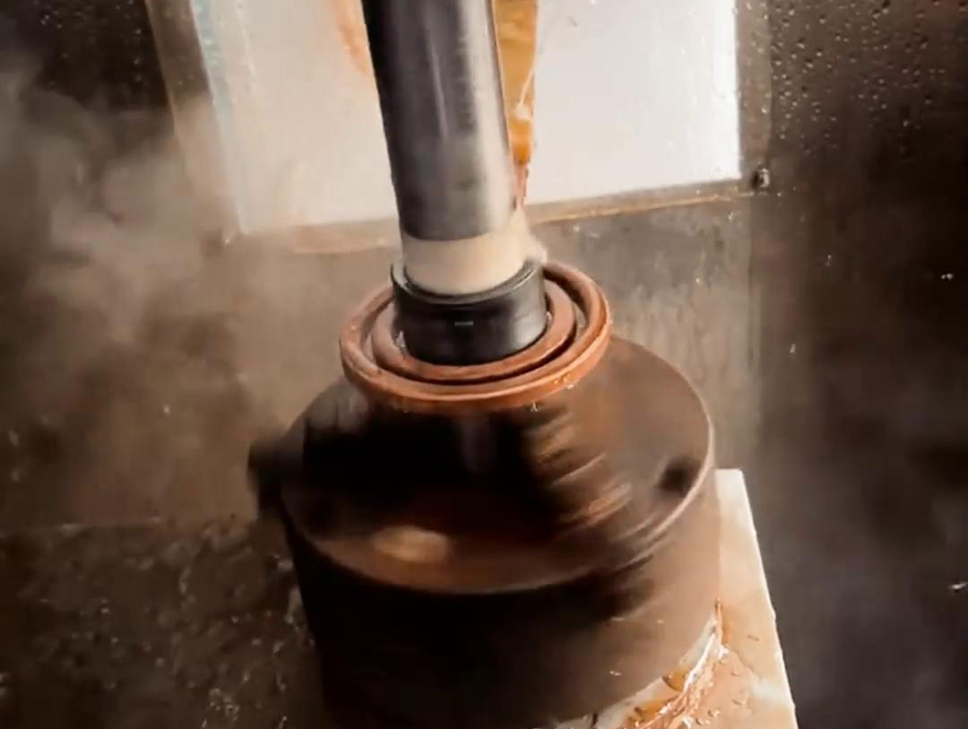 自動化高頻淬火設備，它采用 PLC 控制系統(tǒng)，操作簡單方便