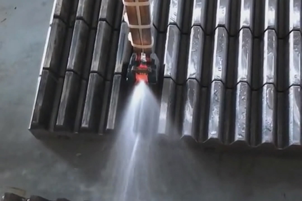 粉絲問 “高頻加熱能在水中直接加熱工件嗎？” 實(shí)測(cè)：海瑞拓高頻設(shè)備真能做到！(圖3)