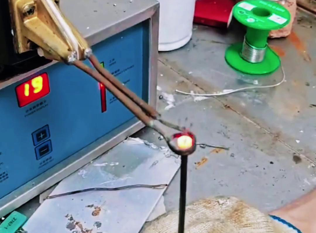 利用超高頻加熱機(jī)對熱流管進(jìn)行加熱焊接封口