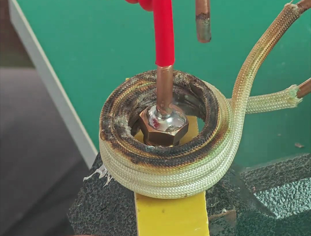 高頻焊機(jī)對(duì)銅件進(jìn)行焊接，可以配合機(jī)器實(shí)現(xiàn)自動(dòng)化焊接