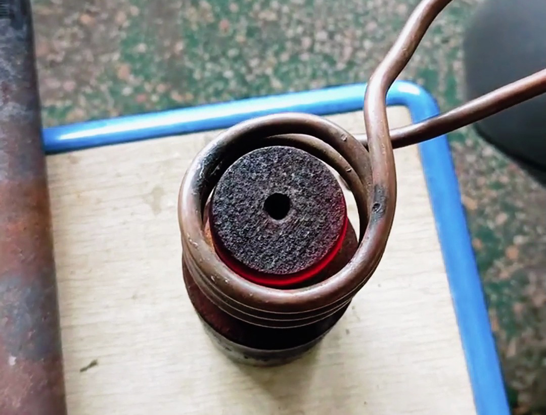 實(shí)心棒料加熱實(shí)驗(yàn)，采用了25KW的軟鏈接高頻感應(yīng)加熱設(shè)備進(jìn)行加熱