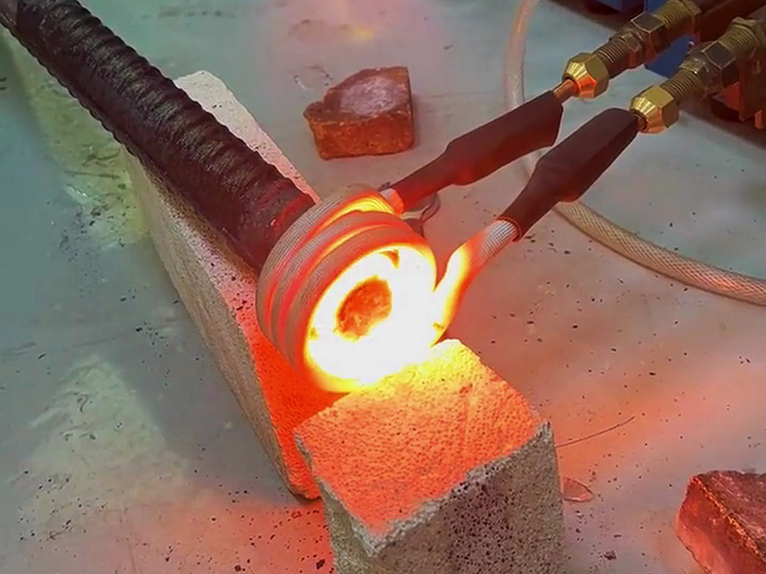 超音頻感應(yīng)加熱設(shè)備對(duì)螺紋鋼筋加熱具有加熱速度快