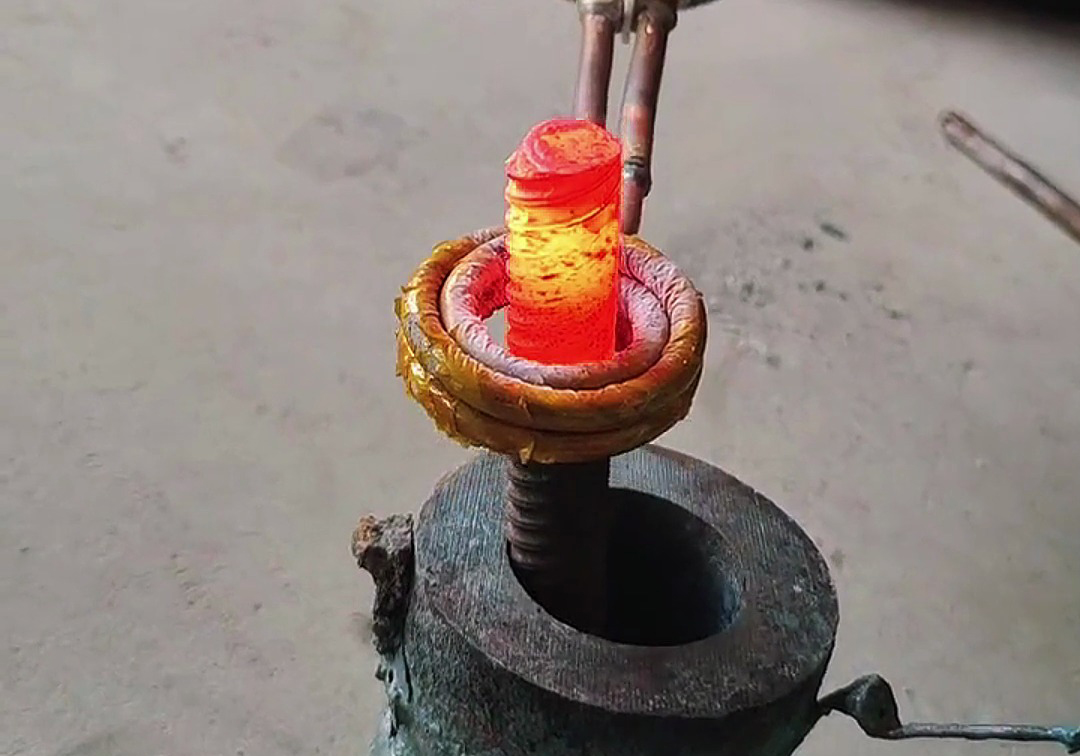 手持式高頻加熱機(jī)對(duì)螺紋鋼筋加熱測(cè)試