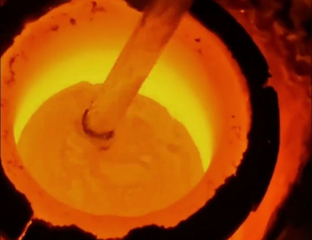 高頻熔煉爐是一種高效的金屬熔煉設(shè)備，常用于熔化、提純或合金化金屬