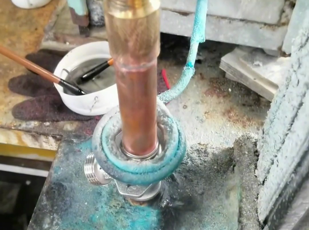 高頻焊接設(shè)備對銅接頭焊接現(xiàn)場演示，采用的是錫焊工藝