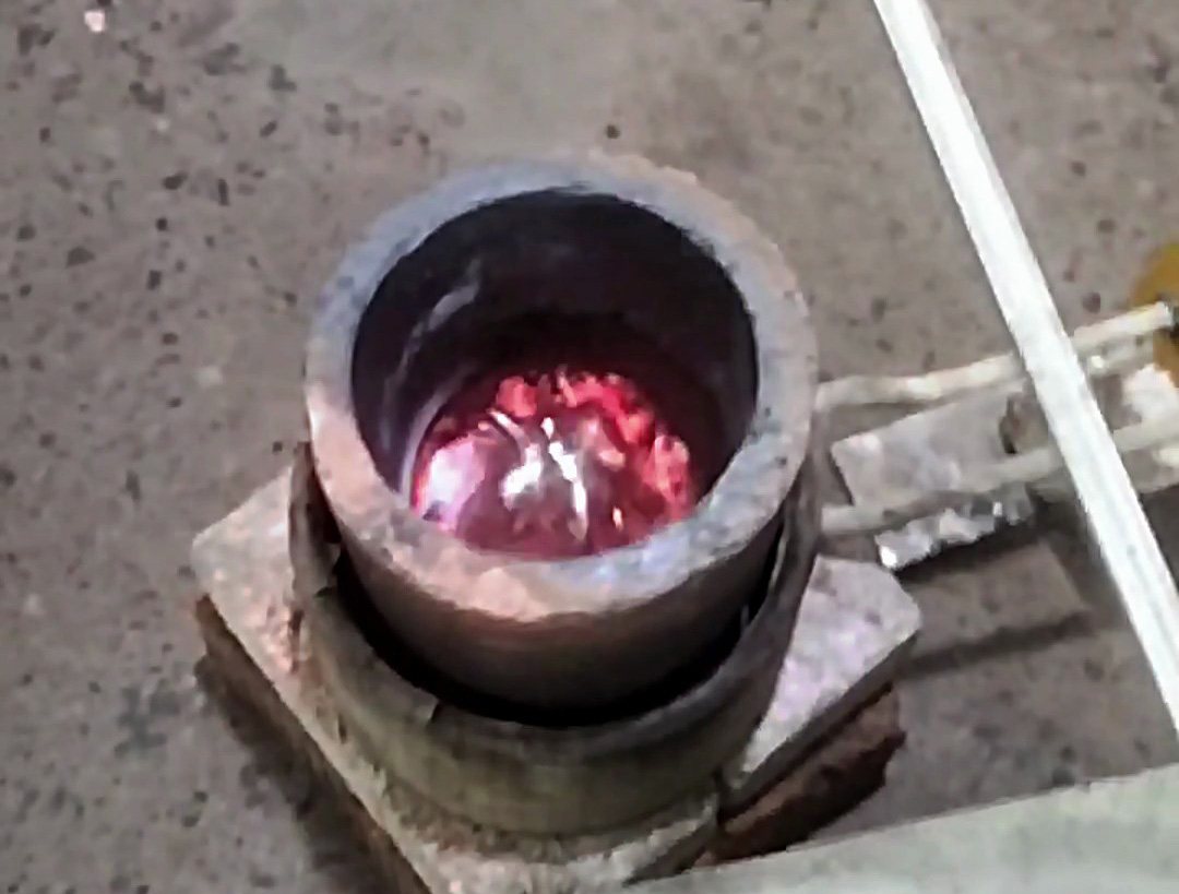 小型中頻熔鋁爐，采用紅外線溫控監(jiān)測。當(dāng)溫度達(dá)到700度以后，功率會(huì)逐步下降