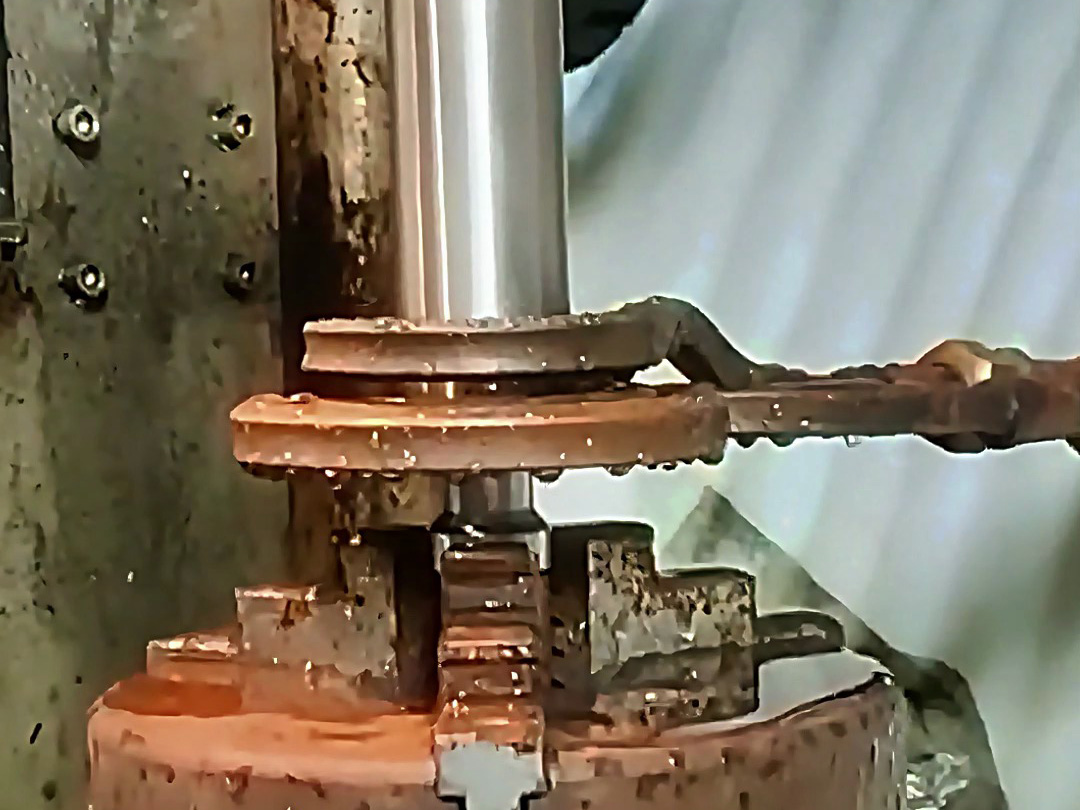 高頻淬火機床是一種專門用于金屬零件表面淬火處理的設備