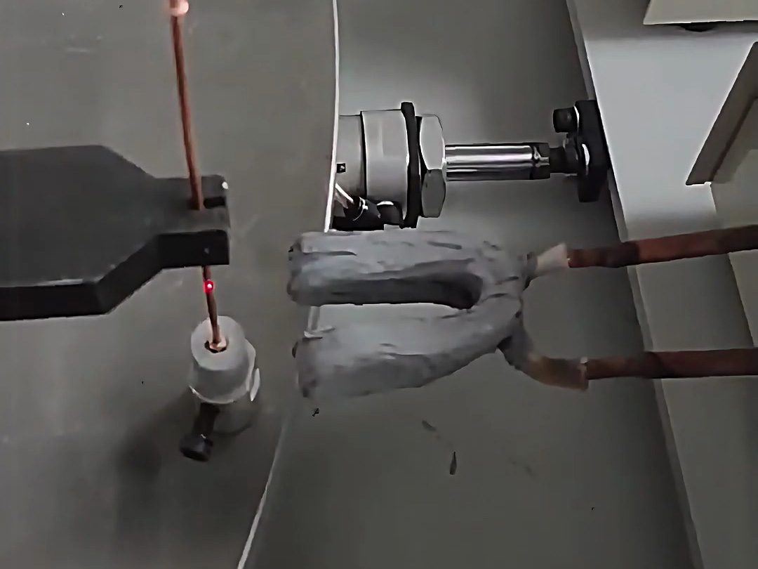 采用固定式高頻焊機(jī)配合旋轉(zhuǎn)盤而設(shè)計(jì)的雙工位銅管焊接設(shè)備