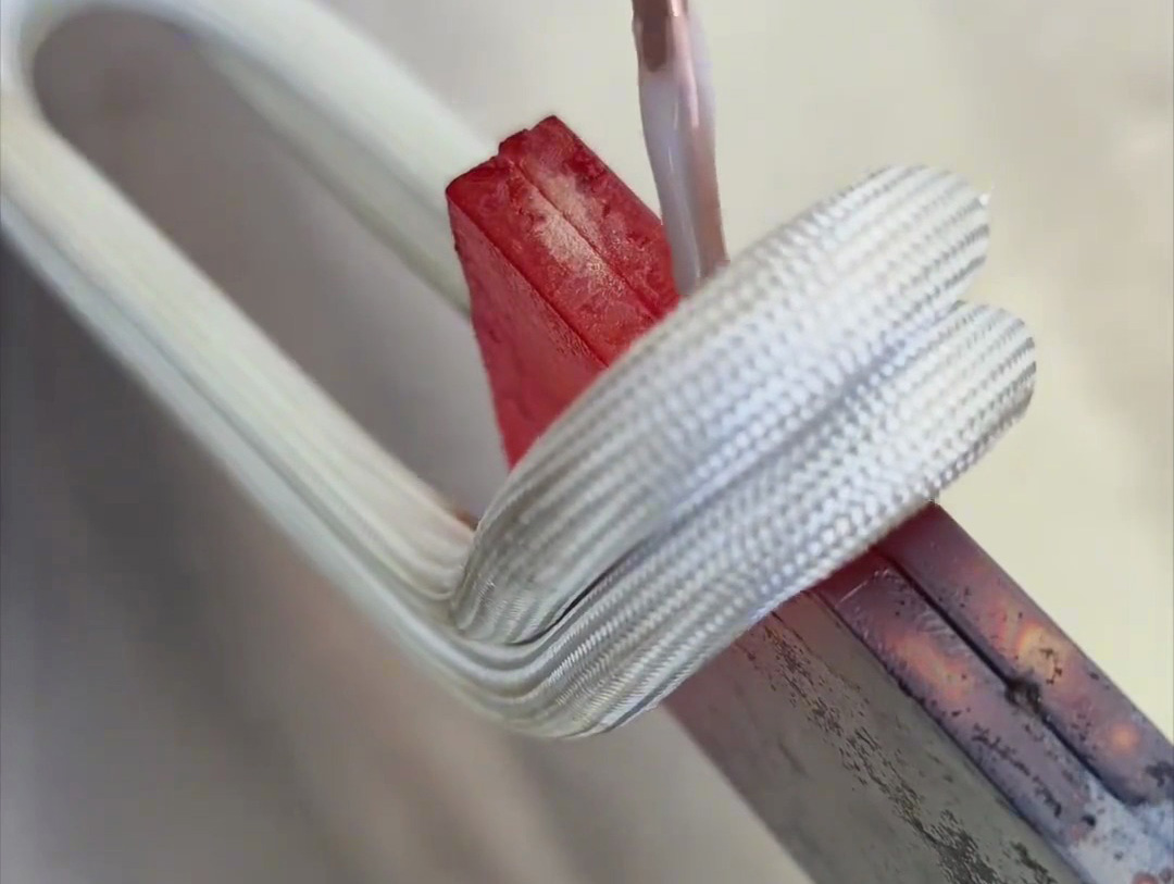 銅排焊接使用手持式高頻焊機(jī)來釬焊，同種或者是異種金屬釬焊