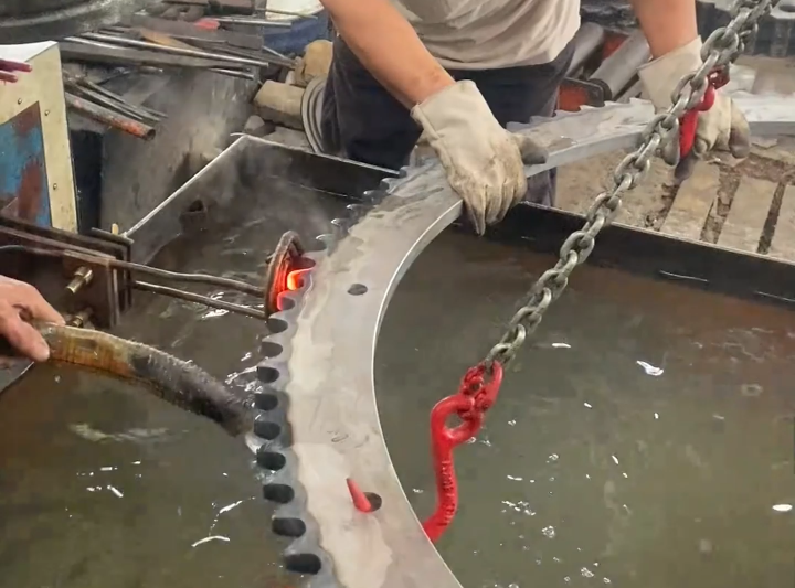 超大齒輪單齒淬火：人工操作的局限與臥式機床的必要性