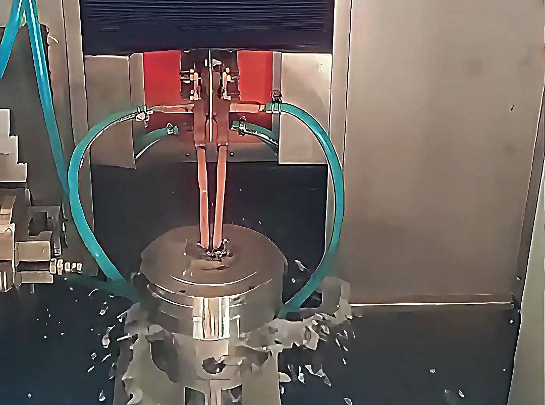 這臺(tái)高頻淬火設(shè)備可適應(yīng)不同尺寸齒輪軸的淬火熱處理