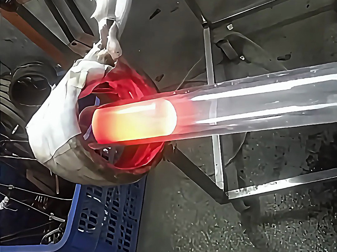 高頻加熱機在測試樣品，金屬樣品放在石英管內，通過高頻機感應加熱