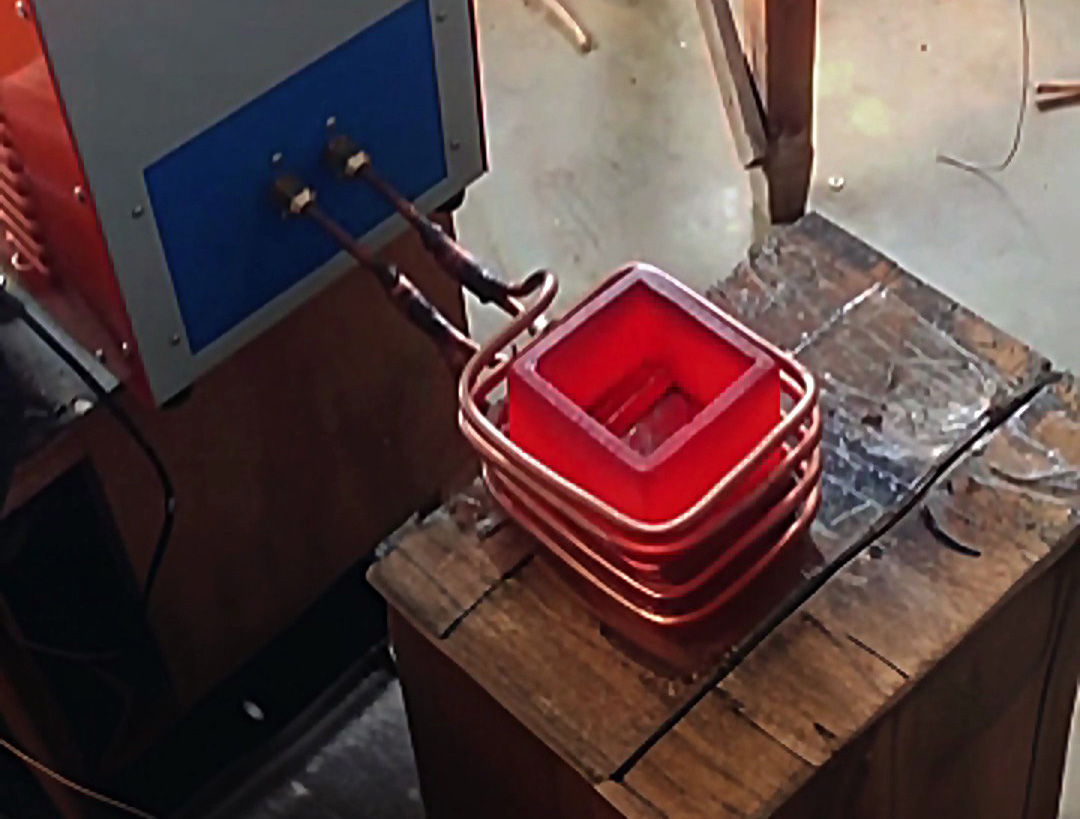 小型熔煉爐能用方形坩堝？海瑞拓中頻熔煉爐非標(biāo)定制，滿足你的特殊需求