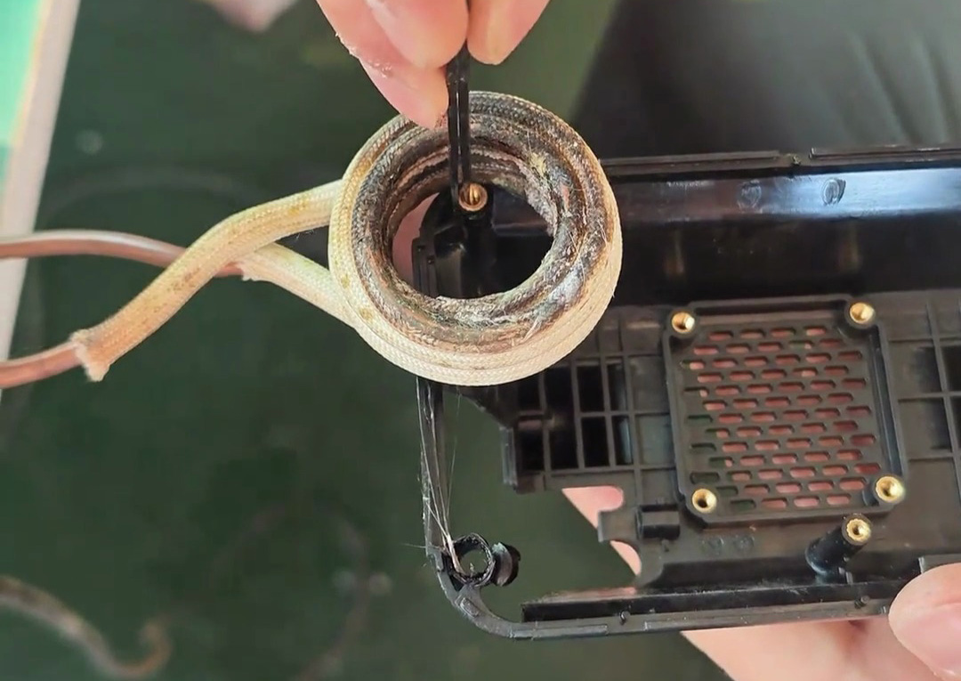 塑料五金熱分離工藝大揭秘 高頻加熱機拆金屬部件全過程 塑料件瞬間分離