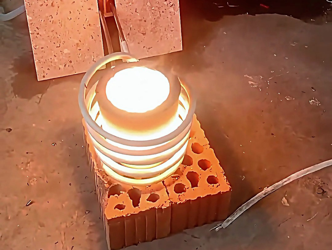 海瑞拓 5 公斤小型高頻熔煉爐：380V 三相電驅(qū)動，坩堝 / 手搖傾倒雙模式適配多場景