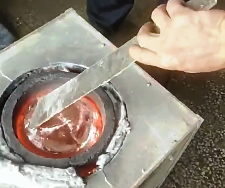 粉絲問(wèn)中頻熔煉爐能熔易拉罐廢鋁嗎？實(shí)測(cè)效果很直觀！