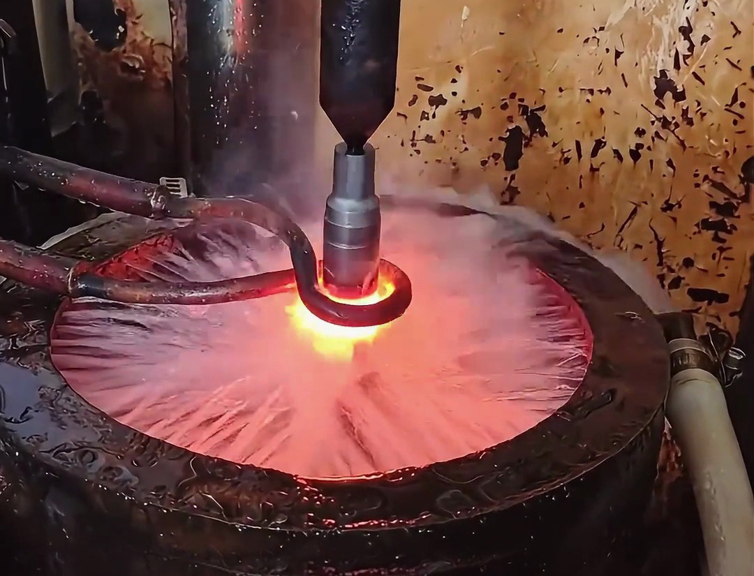 電機(jī)軸加工：45 號(hào)鋼高頻淬火，靠 “快速加熱 + 水冷” 提升表面硬度與耐磨性