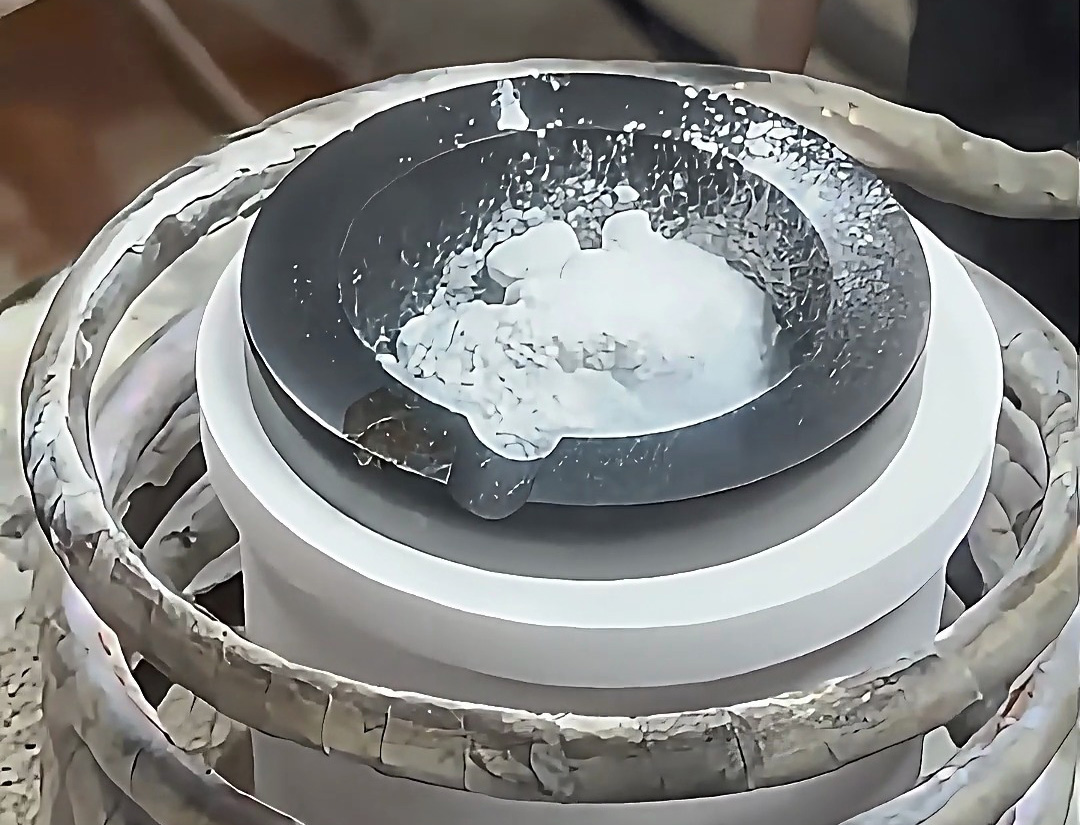 小型高頻熔煉爐也能熔玻璃粉末？特殊坩堝是關(guān)鍵！