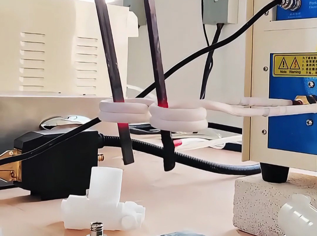 高頻加熱機一拖二同時加熱，生產(chǎn)效率翻倍！