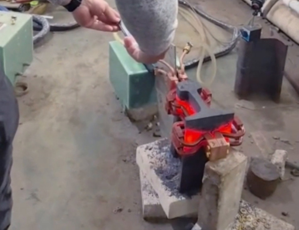 鋼軌正火工藝升級(jí)！海瑞拓中頻加熱機(jī)，高效賦能軌道鋼提質(zhì)降本