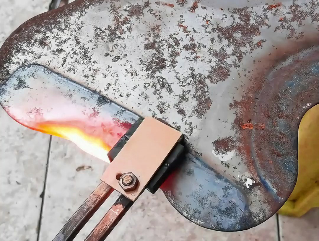 鋼板平面加熱好幫手！海瑞拓手持式高頻加熱機(jī)，均勻升溫高效省心