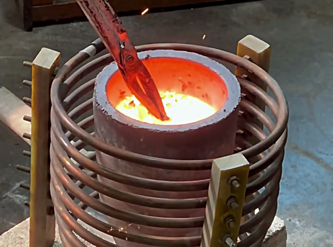 廢鐵熔煉效率王！海瑞拓中頻熔煉爐，一鍵拉滿產(chǎn)能