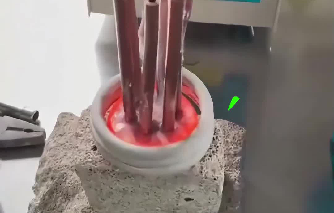 高頻焊接機(jī)多銅管同步焊，幾秒搞定一批，每道焊口都一致