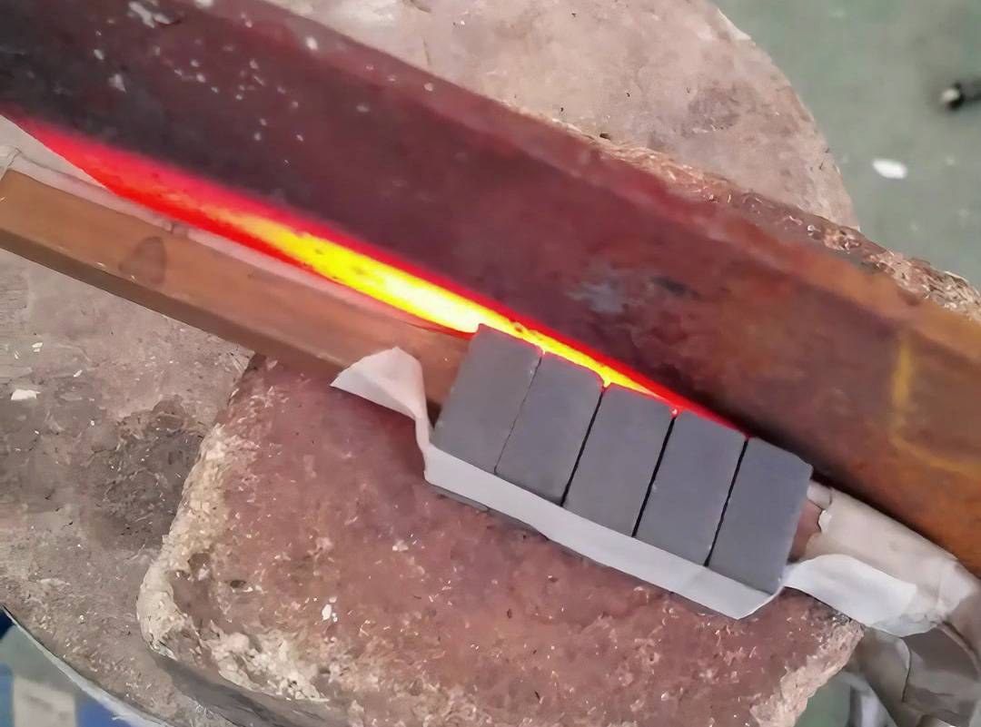 測試刀口淬火工藝，使用超高頻淬火機(jī)