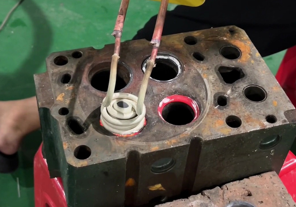 拆裝氣缸座圈別再燒焊！海瑞拓手持高頻加熱機(jī)，高效又