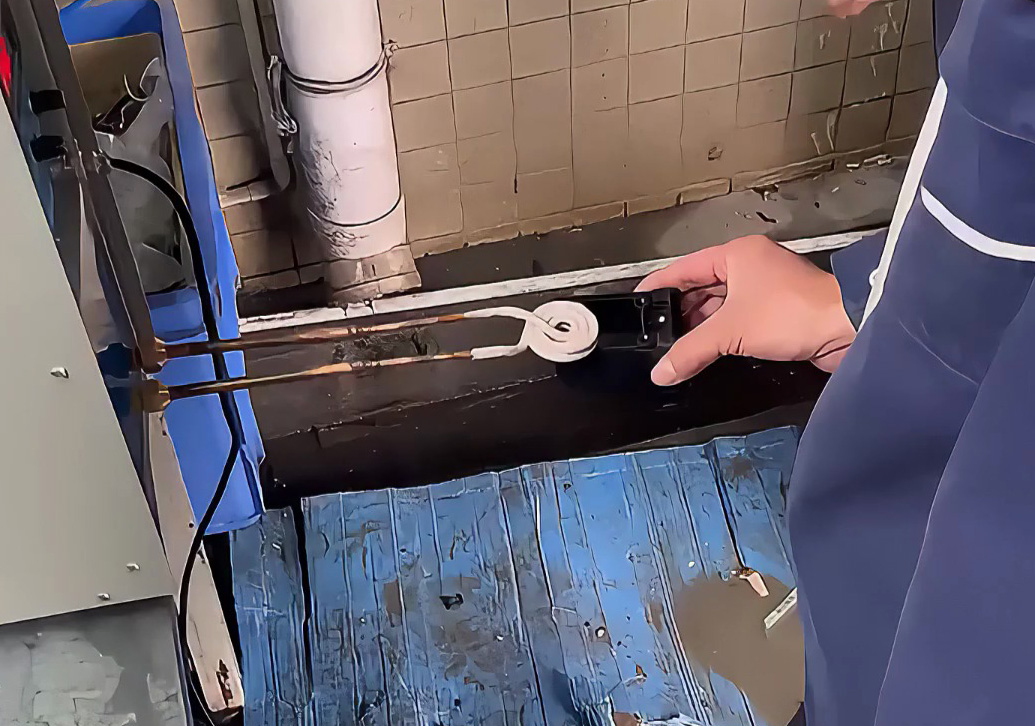 高頻加熱機秒取螺絲！塑料里的金屬也能輕松搞定！