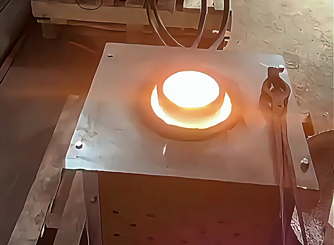 00:00:10 10公斤的熔鐵爐采用380V供電35KW中頻感應(yīng)加熱電源