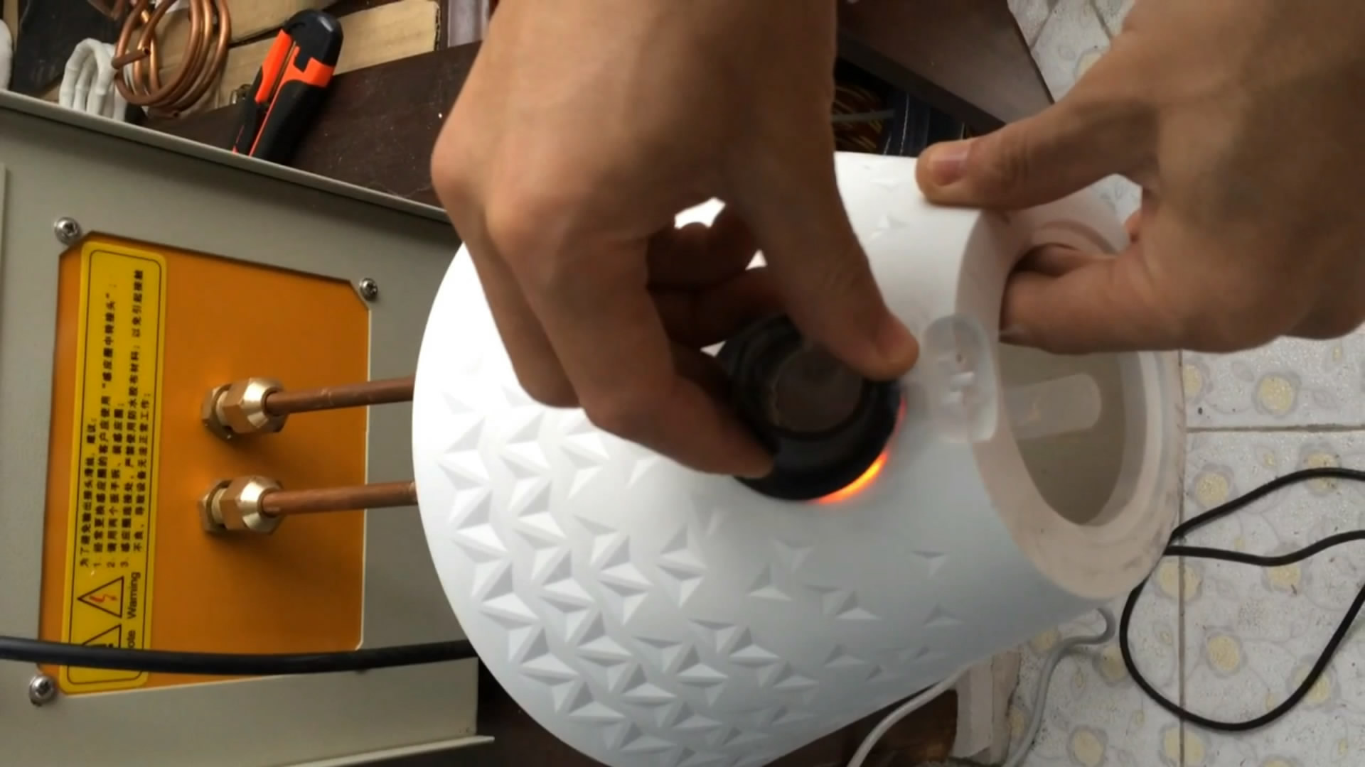 高頻加熱機(jī)對(duì)燈罩熔焊