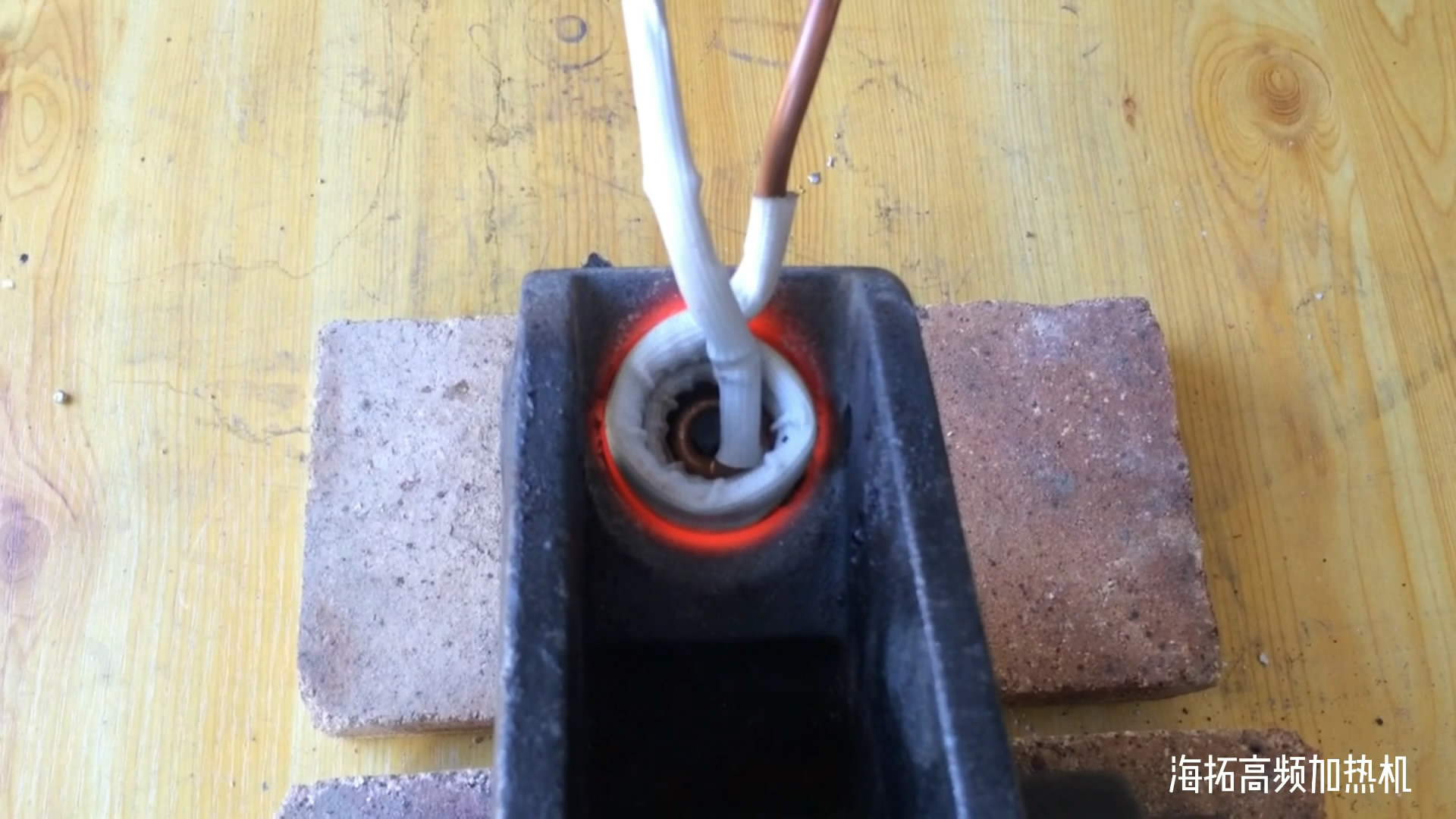 高頻感應(yīng)加熱設(shè)備對(duì)工件內(nèi)孔淬火熱處理