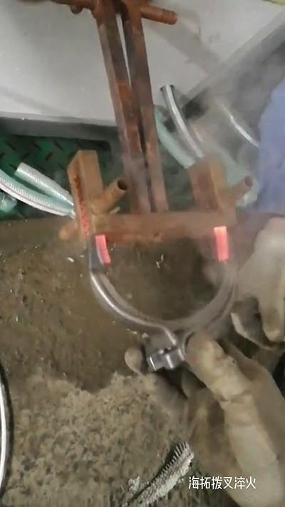 高頻加熱機(jī) 撥叉淬火，1.7秒一個，質(zhì)量杠杠滴