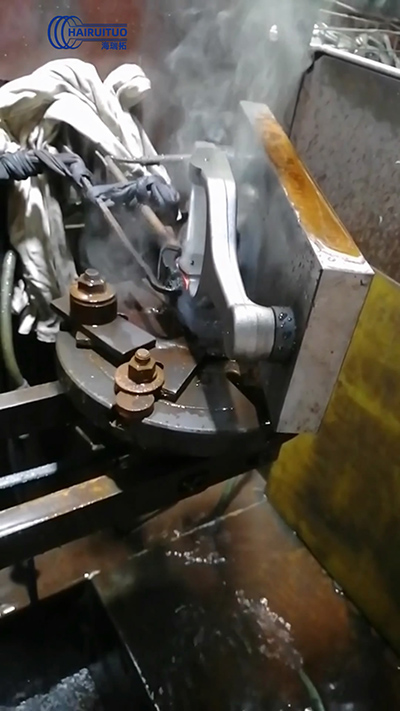 看看高頻淬火機床是怎么對分離叉臂高頻淬火