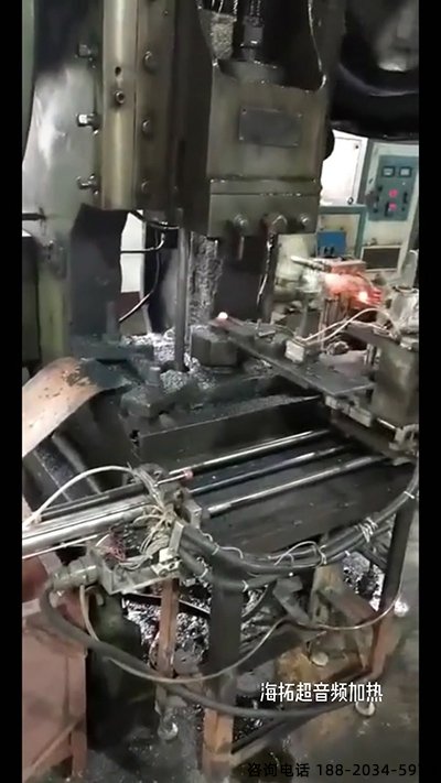 超音頻感應(yīng)加熱設(shè)備配合機(jī)械傳送帶對(duì)加熱鐵棒鍛造