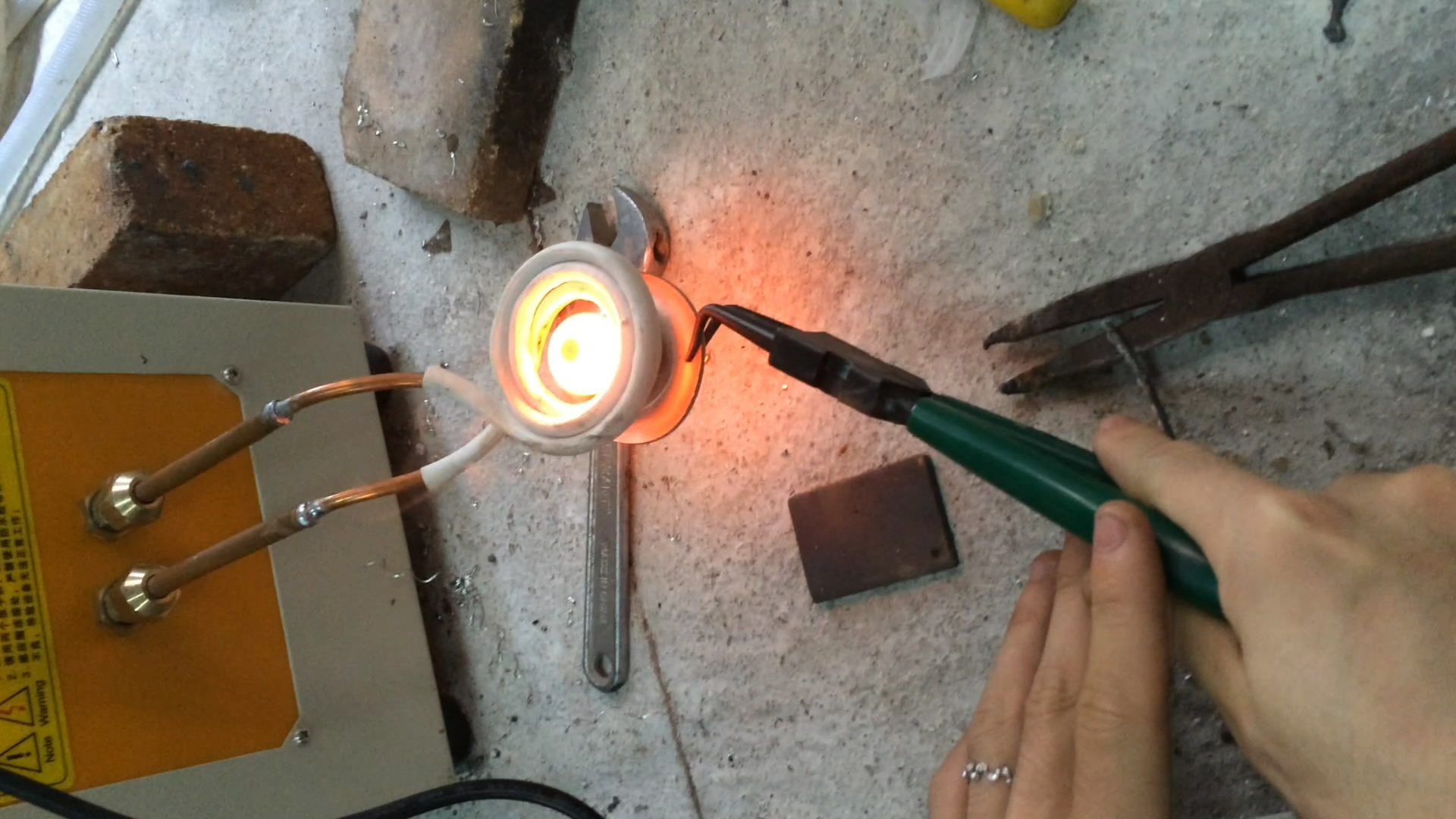 熔煉爐 電磁加熱器節(jié)能改造正確說(shuō)的節(jié)電率為30%~80%(圖2)