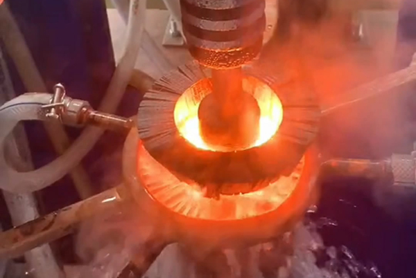 齒輪淬火設(shè)備感應(yīng)加熱設(shè)備高頻爐淬火機床(圖1) 齒輪淬火設(shè)備感應(yīng)加熱設(shè)備高頻爐淬火機床(圖1)