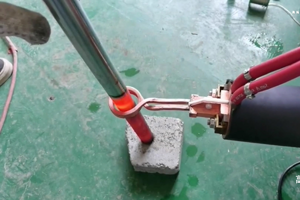 簡易手持式高頻加熱機(jī)對(duì)不銹鋼棒加熱淬火試樣