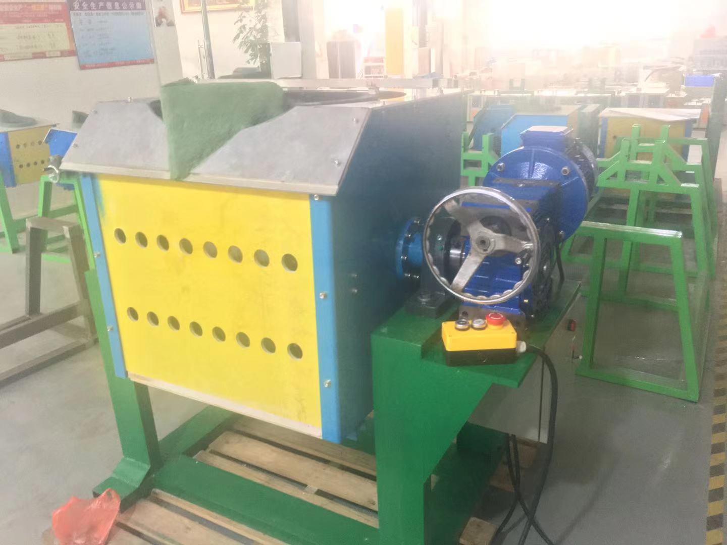 傾倒熔煉爐 太原客戶熔煉爐設(shè)備成功安裝并生產(chǎn)(圖1)