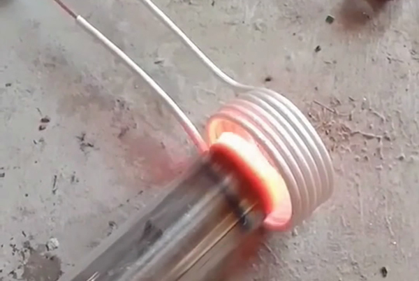 小型感應加熱設(shè)備加熱鋼管